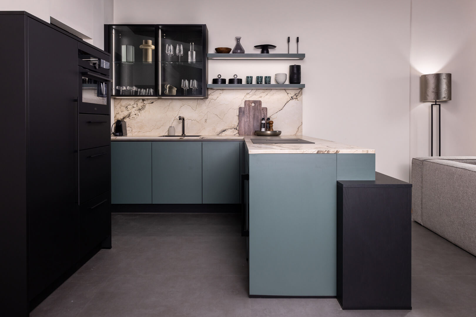 Keuken in u-vorm met steengroene kleur