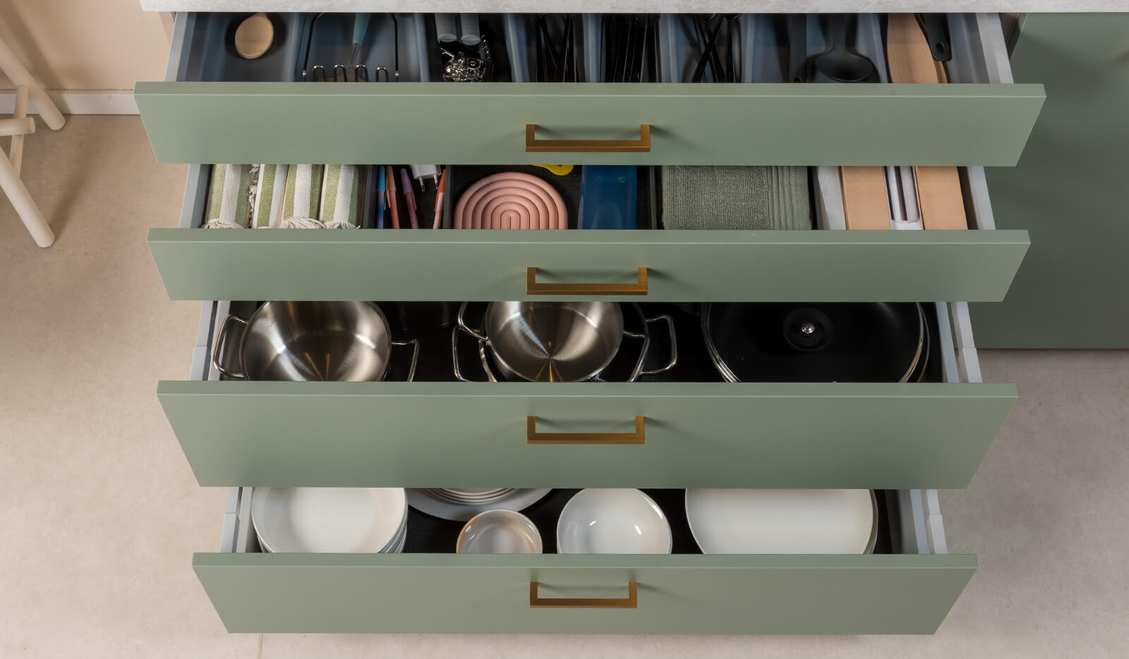 Combinatie van besteklade en voorraadlade in keukenlade van Bruynzeel Keukens