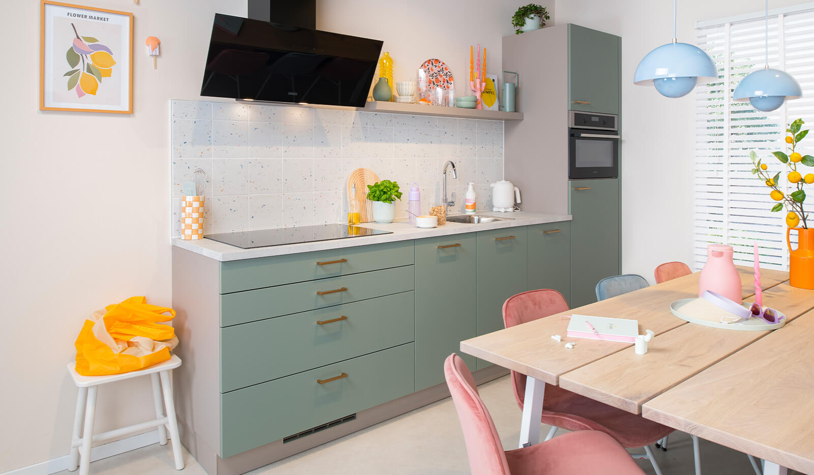 Goedkope, kleine rechte keuken in zilvergroen