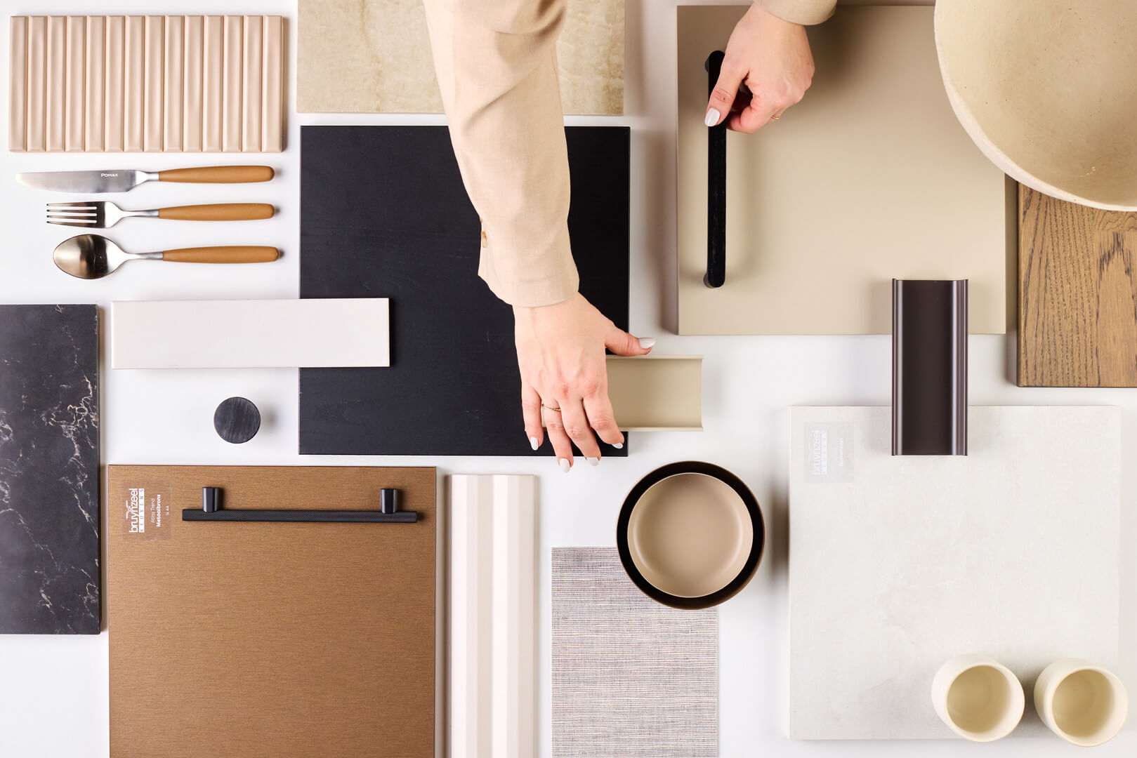 Moodboard voor keuken in u-vorm: wit, hout, betonlook