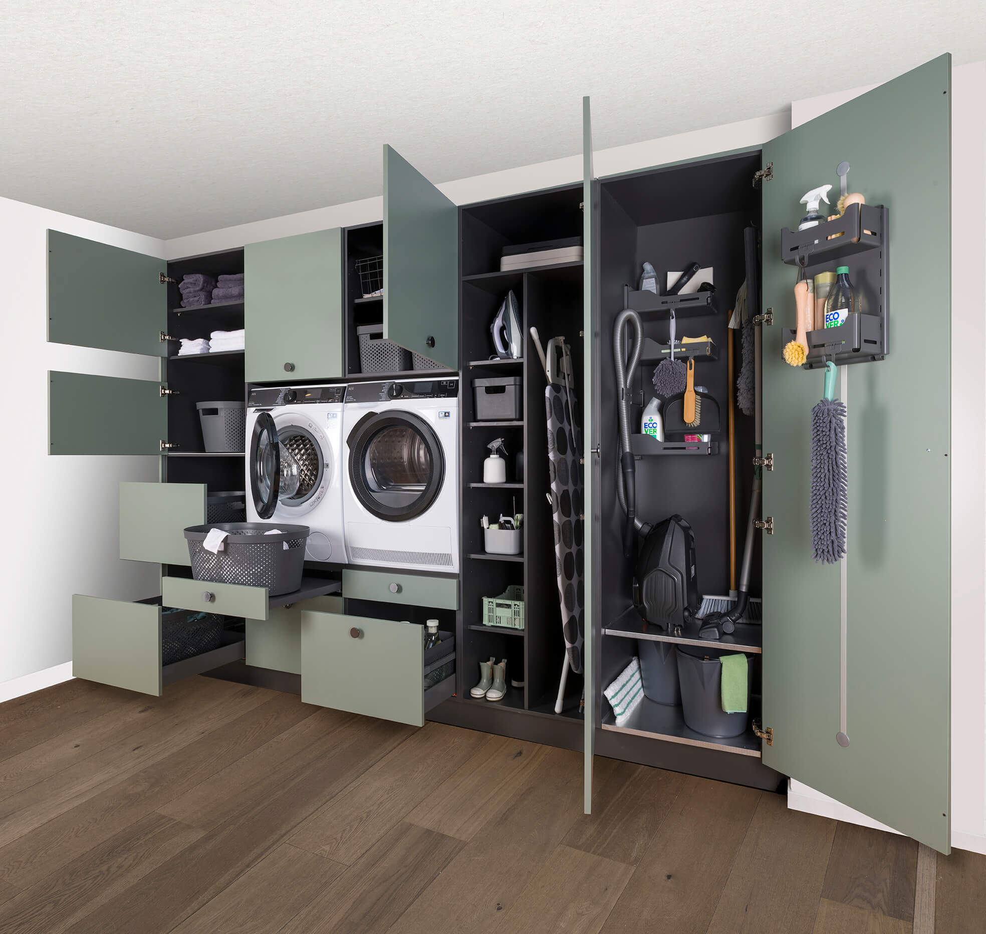 Groene keuken in combinatie met groene bijkeukenkasten