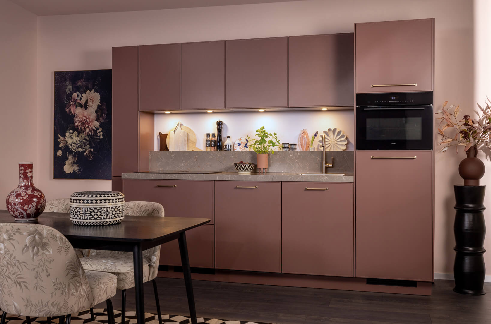 Goedkope landelijke keuken met warme uitstraling