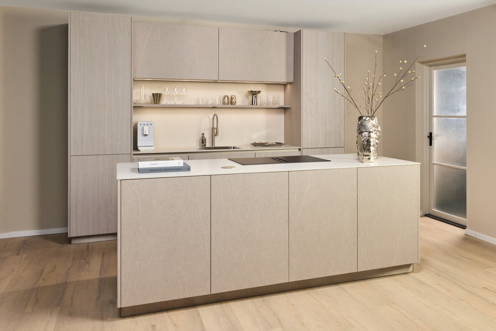 Grijze keuken met zwarte apparatuur en grepen