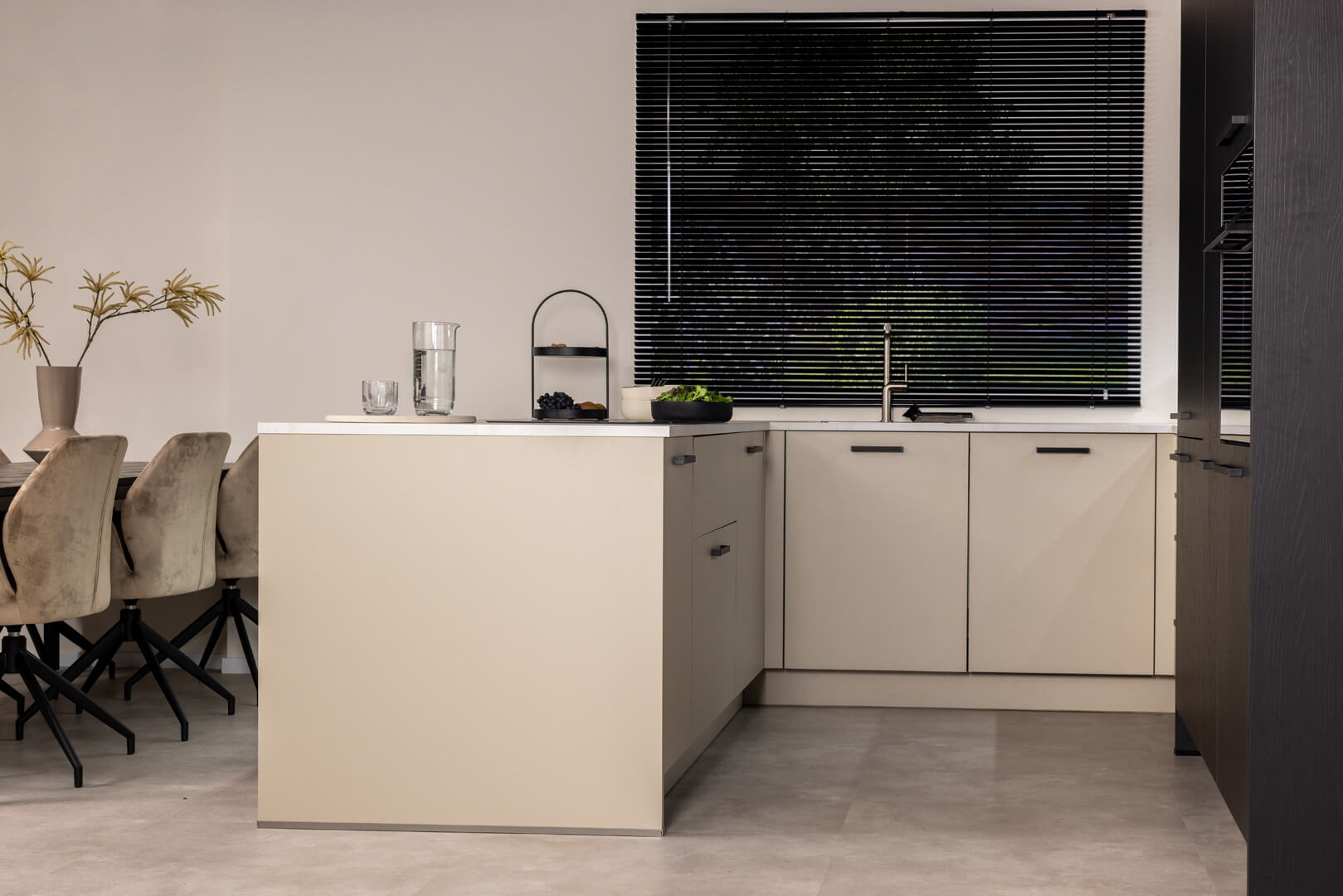 Lichte keuken in u-vorm met veel handige opbergruimte