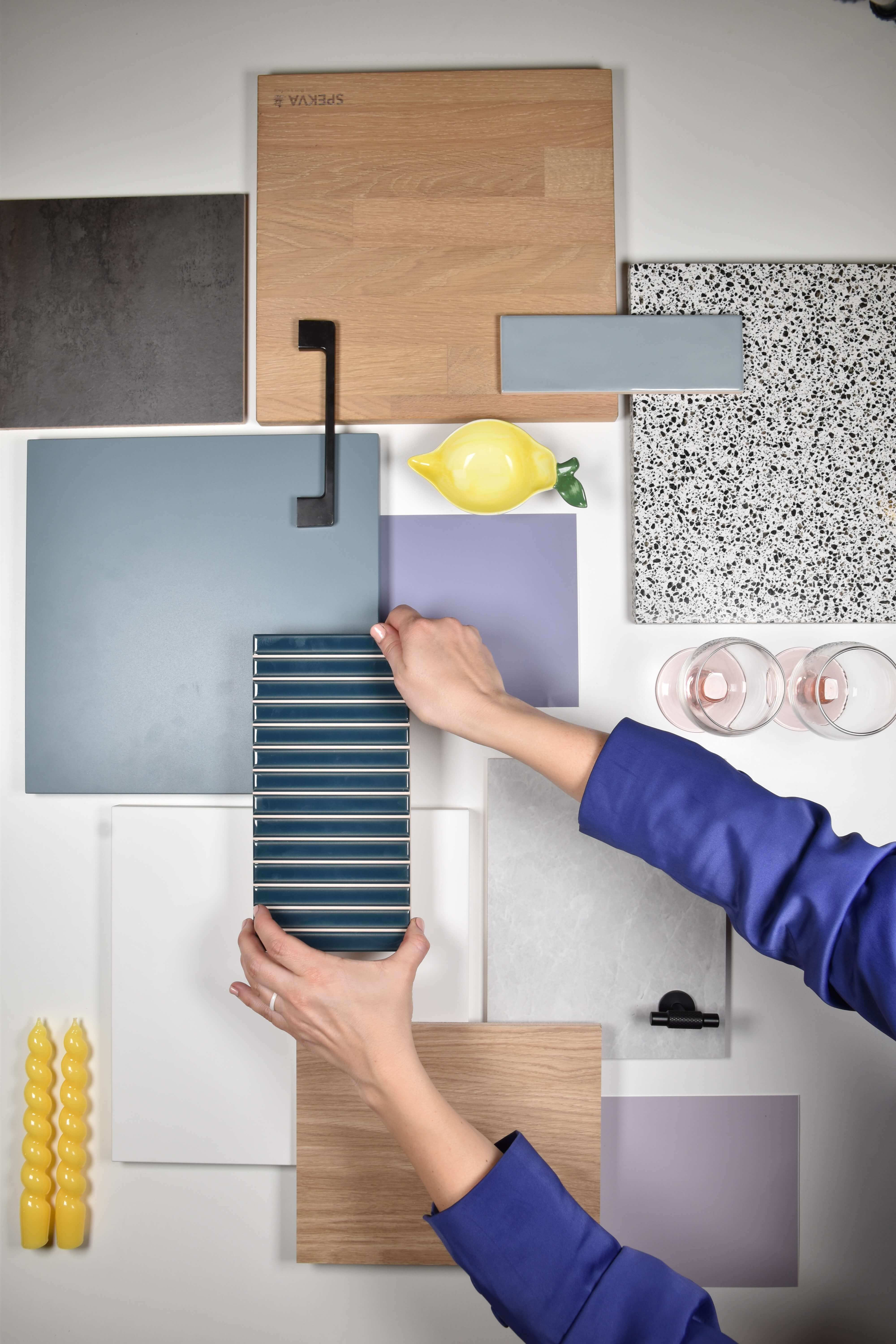 Blauwe tegels en accenten in een moodboard voor de keuken