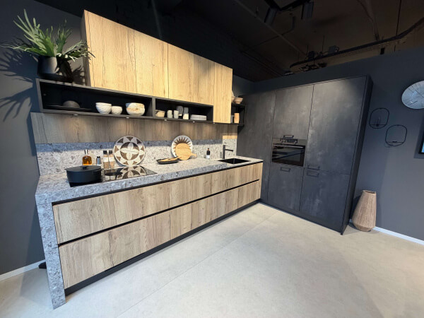 Showroomkeuken Atlas Trend Metaalzwart icm Jura Wild Eiken Licht